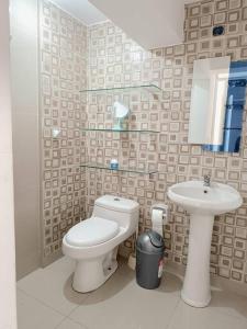 a bathroom with a toilet and a sink at Apartamento moderno y céntrico en Lima, 3 Dormitorios in Lima