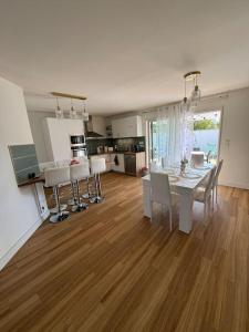 Η κουζίνα ή μικρή κουζίνα στο Confortable Maison Avenue du Cap Ferret