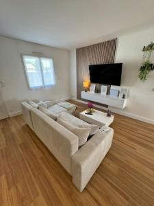 Μια τηλεόραση ή/και κέντρο ψυχαγωγίας στο Confortable Maison Avenue du Cap Ferret