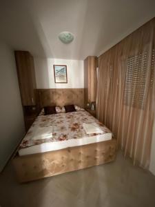 屋吉耶塔的住宿－Nana Dea，一间卧室,卧室内配有一张大床