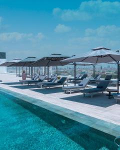 Bazén v ubytování Arabella Beach Hotel Kuwait, Vignette Collection by IHG nebo v jeho okolí