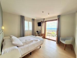 - une chambre avec un grand lit et une grande fenêtre dans l'établissement Hotel Vinoteca Alquezar - Adults Only -, à Alquézar