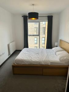Ένα ή περισσότερα κρεβάτια σε δωμάτιο στο Luxury Apartment in Dartford