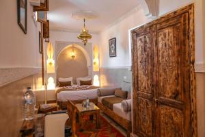 - une chambre avec un lit et une grande porte en bois dans l'établissement Riad Anya & SPA, à Marrakech 145 autres photos