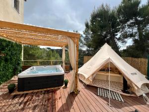 CantaronLOVE ROOM Tente Lodge spa MFG chez C&C, exclusivement réservée aux ADULTES的热水浴池和甲板上的帐篷