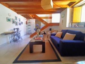 a living room with a blue couch and a table at Casa do Fieiro in Miñortos