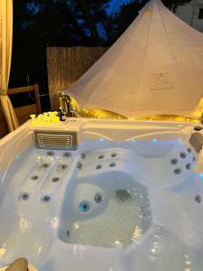 CantaronLOVE ROOM Tente Lodge spa MFG chez C&C, exclusivement réservée aux ADULTES的相册照片