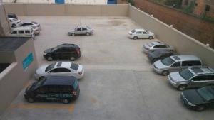 a group of cars parked in a parking lot at Jinjiang Inn Zhoukou Bayi Road Chuanhui District Government in Zhoukou