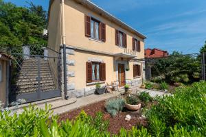 a house with a garden in front of it at Vila Astra in Matulji