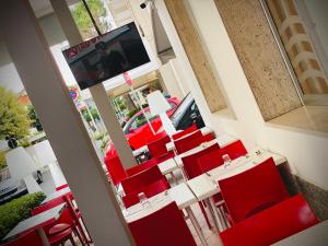 Un grupo de sillas rojas en una habitación. en hotel iris, en Rímini 36 fotos más