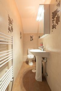 Un baño con un lavabo blanco y un inodoro. en Zen House Nikiti Beach, en Nikiti