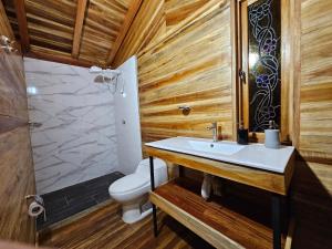 un baño con lavabo e inodoro en Cattaleya Eco, en Yumbo 37 fotos más