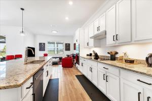 Una cocina con gabinetes blancos y encimera. en 25240 Keygrass, en Burnt Store Marina 59 fotos más