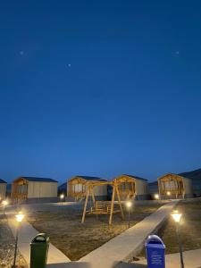 ein Spielplatz mitten auf einem Feld bei Nacht in der Unterkunft Rangjon Resort in Meruk + 9 Fotos