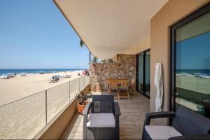 a balcony with chairs and a view of the beach at Oceanfront condo with terrace in San Francisco