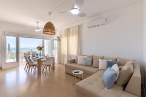 Khu vực ghế ngồi tại Rise & Shine by Fidalsa