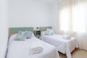 Giường trong phòng chung tại Rise & Shine by Fidalsa