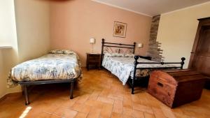 Un dormitorio con dos camas y suelo de madera. en Il Borgo di Mattia, en Cerreto di Spoleto 30 fotos más