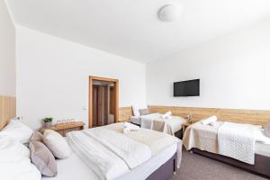 Posteľ alebo postele v izbe v ubytovaní Hotel Sněžné