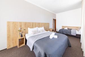 Katil atau katil-katil dalam bilik di Hotel Sněžné