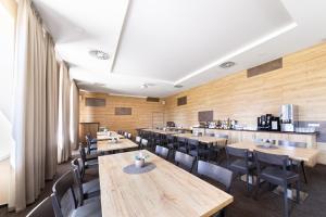 Reštaurácia alebo iné gastronomické zariadenie v ubytovaní Hotel Sněžné