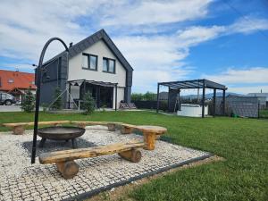 Vườn quanh Domek na wyłączność ,bania z jacuzzi. Pobyt góry, jezioro, las.