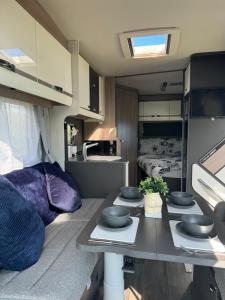 cocina y sala de estar con mesa en una cabaña en Motorhome life, en Radipole 9 fotos más