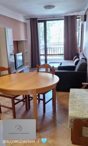 Et tv og/eller underholdning på Atliman Beach Apartment 1