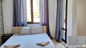 En eller flere senge i et værelse på Atliman Beach Apartment 1