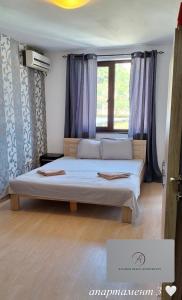 En eller flere senge i et værelse på Atliman Beach Apartment 1