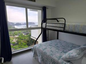 Un dormitorio con una litera y una ventana grande. en Ocean View steps to the beach, en Punta Leona 55 fotos más