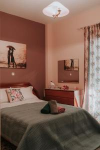 a bedroom with a bed and a picture of a couple with an umbrella at tony's house in Kámpos