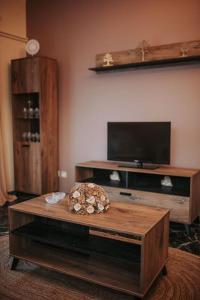 a living room with a tv and a coffee table at tony's house in Kámpos