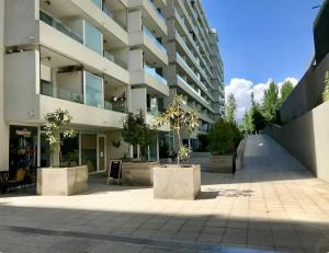 a large building with trees in front of it at Fantástico estudio en CLC in Santiago