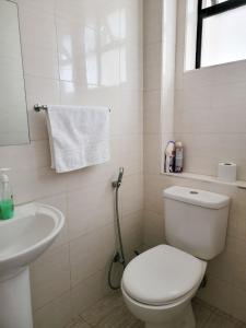 Ένα μπάνιο στο Luxury 2 bed near Airport and SGR