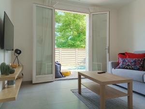 ランブクにあるVilla Lambesc Provenceのソファとテーブルのあるリビングルーム