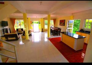 a large living room with a kitchen and a dining room at Finca Hotel el Amanecer in Quimbaya