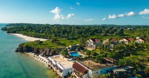 uma vista aérea de um resort junto ao oceano em Royal Cliff Zanzibar em Zanzibar