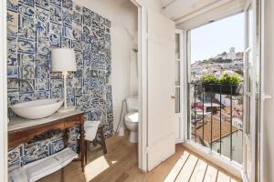Uma casa de banho em Alfama - St Estevão viewpoint | Lisbon Cheese & Wine Apartments