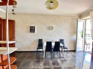 トビリシにあるKing-size Apartment in the Heart of Tbilisiのダイニングルーム(テーブル、黒い椅子付)