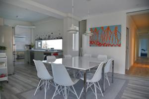 a kitchen and dining room with a table and white chairs at Mirador de Siloé in Granada