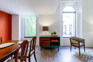 a dining room with a table and chairs and a window at Casa Alhaja - Diamante in Guadalajara