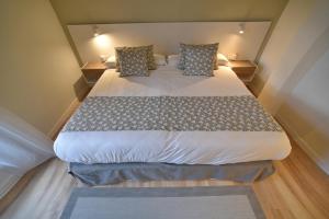 a bedroom with a large bed in a room at Mirador de Siloé in Granada