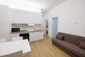 a living room with a couch and a kitchen at Casa Vacanze ClaEli in Porto SantʼElpidio