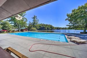 NewlandにあるOn-Site Lake and Pool Access Cabin in Newland!のスイミングプール(椅子付)と湖
