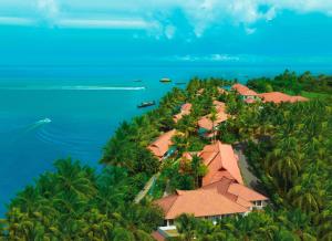 una vista aerea di un resort su un'isola nell'oceano di Backwater Ripples Kumarakom a Kumarakom
