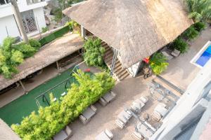 einen Blick über das Resort mit Pool in der Unterkunft The Blowfish Hotel in Lagos