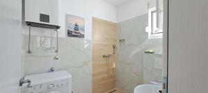 Koupelna v ubytování Apartments MISTEMI + 37 fotografií