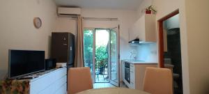 Kuchyň nebo kuchyňský kout v ubytování M&M's Small Green Apartment