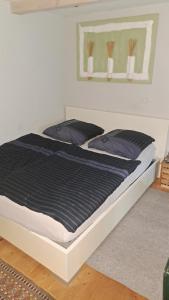 Giường trong phòng chung tại Apartmenthaus mit Sauna und Whirlpool